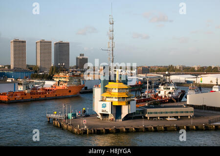 Der Hafen von Rotterdam ist der größte Hafen Europas, befindet sich in der Stadt Rotterdam, hier mit dem Hafen von Rotterdam-Gebäude Stockfoto