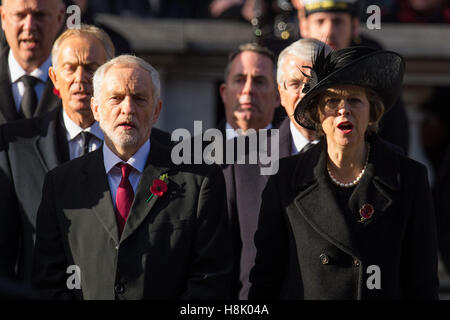 Labour Leader Jeremy Corbyn (links) und Premierminister Theresa Mai singen die Nationalhymne während der jährlichen Gedenkgottesdienst für Sonntag am Ehrenmal Memorial in Whitehall, London und gehalten zu Ehren für Mitglieder der Streitkräfte, die in größeren Konflikten gestorben sind. Stockfoto