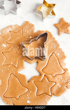 Vorbereitung Weihnachten Lebkuchen Baum mit Cutter, Teig - festliche hausgemachte Weihnachtsbäckerei Stockfoto