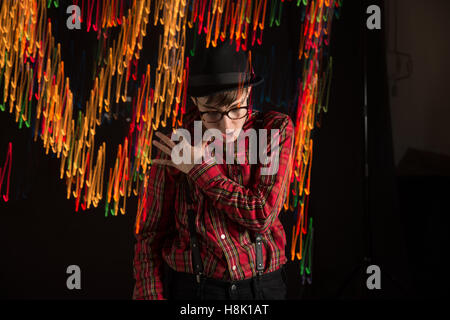 Teen in wirbelnde Lichter Stockfoto