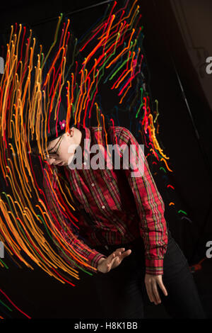 Teen in wirbelnde Lichter Stockfoto