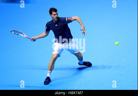 Österreichs Dominic Thiem in Aktion gegen Serbien Novak Djokovic beim ersten Tag der Barclays ATP World Tour Finals in The O2, London. Stockfoto