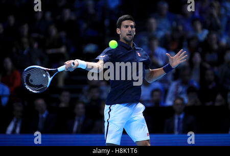 Serbiens Novak Djokovic in Aktion gegen Österreichs Dominic Thiem beim ersten Tag der Barclays ATP World Tour Finals in The O2, London. Stockfoto