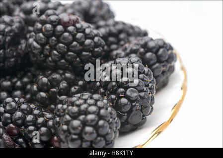 Brombeeren auf einem Teller Stockfoto