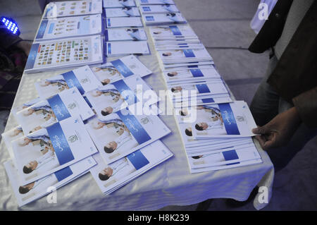 Rawalpindi, Pakistan. 13. November 2016. Die Teilnehmer durchlaufen eine Straße bei diabetischen Bewusstsein Spaziergang von Pioneer Akademie und Pharmaunternehmen, anlässlich des Welt-Diabetes-Tag organisiert. Arzt vorstellen die Methode zur Verhütung von Diabetes während einer kostenlosen Klinik. Tag-Welt-Diabetes(WDD) findet am 14. November jedes Jahr © Zubair Ahmed/Pacific Press/Alamy Live News Stockfoto