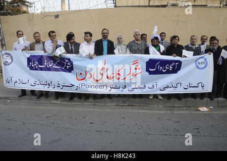 Rawalpindi, Pakistan. 13. November 2016. Die Teilnehmer durchlaufen eine Straße bei diabetischen Bewusstsein Spaziergang von Pioneer Akademie und Pharmaunternehmen, anlässlich des Welt-Diabetes-Tag organisiert. Arzt vorstellen die Methode zur Verhütung von Diabetes während einer kostenlosen Klinik. Tag-Welt-Diabetes(WDD) findet am 14. November jedes Jahr © Zubair Ahmed/Pacific Press/Alamy Live News Stockfoto