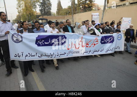 Rawalpindi, Pakistan. 13. November 2016. Die Teilnehmer durchlaufen eine Straße bei diabetischen Bewusstsein Spaziergang von Pioneer Akademie und Pharmaunternehmen, anlässlich des Welt-Diabetes-Tag organisiert. Arzt vorstellen die Methode zur Verhütung von Diabetes während einer kostenlosen Klinik. Tag-Welt-Diabetes(WDD) findet am 14. November jedes Jahr © Zubair Ahmed/Pacific Press/Alamy Live News Stockfoto