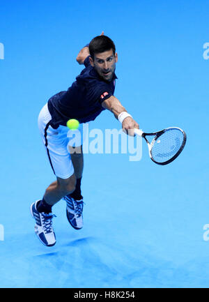 Der serbische Novak Djokovic im Einsatz gegen den österreichischen Dominic Thiem am ersten Tag des Barclays ATP World Tour Finals im O2, London. DRÜCKEN SIE VERBANDSFOTO. Bilddatum: Sonntag, 13. November 2016. Siehe PA Geschichte TENNIS London. Bildnachweis sollte lauten: Adam Davy/PA Wire. Stockfoto