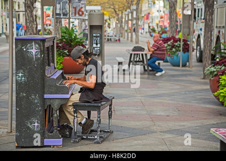 Denver, Colorado - ein Mann spielt ein Klavier auf der 16th Street Fußgängerzone. Stockfoto