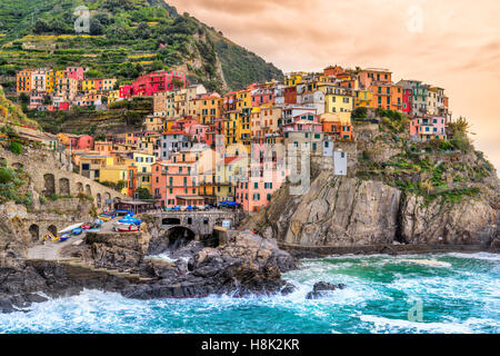 Manarola Fischerdorf, Seelandschaft in Cinque Terre Nationalpark Cinque Terre, Ligurien, Italien. Stockfoto