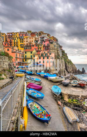 Manarola Fischerdorf, Seelandschaft in Cinque Terre Nationalpark Cinque Terre, Ligurien, Italien. Stockfoto