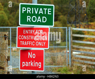 Drei Zeichen auf einem Pfosten für Private Road, No Parking und Eintrag für Bau-Verkehr Stockfoto