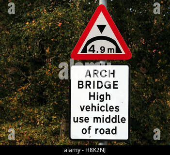 Warnung-Bogen-Brücke hohen Fahrzeugen verwenden Mitte des Straßenschild Stockfoto