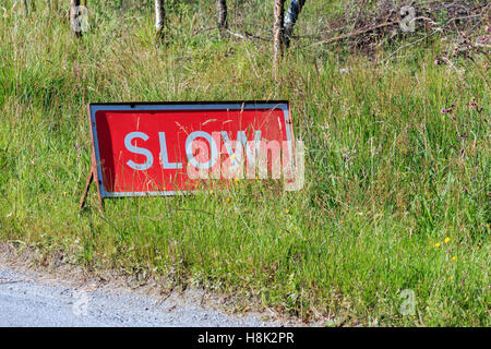 Rote Straße Warnschild Beratung langsamen Geschwindigkeit Stockfoto