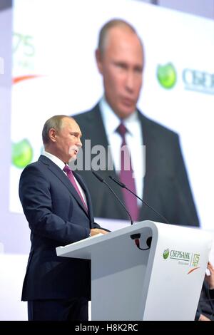 Der russische Präsident Vladimir Putin spricht auf der Konferenz "in die Zukunft: Russlands Rolle und Stellung ' von Sberbank 10. November 2016 in Moskau gehalten. Stockfoto