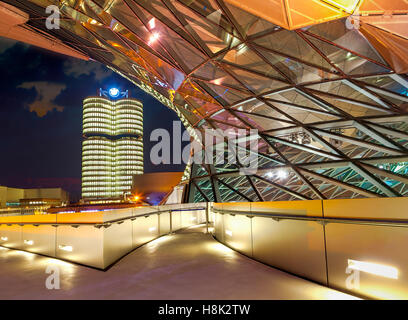 BMW Welt (BMW Welt) in München in der Nacht, eine multifunktionale Kunden Erfahrung und Ausstellung Anlage der BMW AG Stockfoto