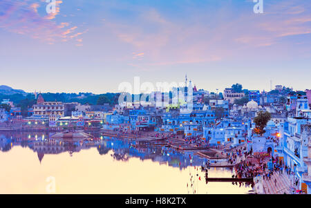 Hindu-Pilger kam zum Heiligen See Pushkar (Sarovar) auf Ghats, Indien Stockfoto