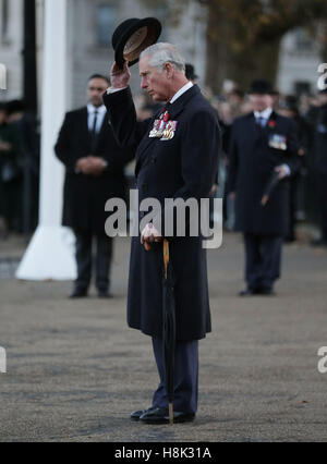 Der Prince Of Wales lüftet seinen Hut an die Mitglieder der Welsh Guard paradieren Vergangenheit, nachdem er einen Kranz am Denkmal der Garde für den Welsh Guards Regimental Erinnerung Sonntag, Horse Guards Road, London gelegt. Stockfoto