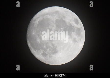 Der Mond über der O2 Arena in Süd-Ost-London, als eine seltene Supermoon machen volle Mondscheibe 14 % größer erscheinen und bis zu 30 % heller als üblich, da es über den Dächern am Montag steigt. Stockfoto