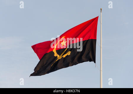 Flagge von Angola in der Festung São Miguel, Luanda fliegen. Es soll eine der höchsten Flaggen in Afrika sein. Stockfoto