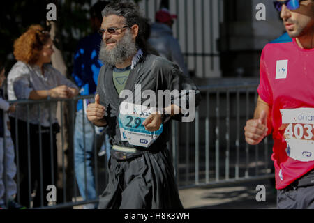 Athen, Griechenland. 13. November 2016. Ein orthodoxer Priester läuft in Athen Marathon. Tausende von Menschen aus der ganzen Welt nahmen an 2016 Athen Marathon authentisch, die in der Stadt von Marathon beginnt und endet in Athen, die Route, die der Legende nach zuerst von den griechischen Boten Pheidippides 490 v. Chr. betrieben wurde. © Michael Debets/Pacific Press/Alamy Live-Nachrichten Stockfoto