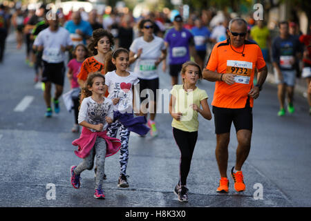 Athen, Griechenland. 13. November 2016. Ein Vater fährt mit seinen vier Töchtern. Tausende von Menschen aus der ganzen Welt nahmen an 2016 Athen Marathon authentisch, die in der Stadt von Marathon beginnt und endet in Athen, die Route, die der Legende nach zuerst von den griechischen Boten Pheidippides 490 v. Chr. betrieben wurde. © Michael Debets/Pacific Press/Alamy Live-Nachrichten Stockfoto