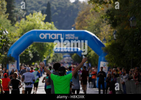 Athen, Griechenland. 13. November 2016. Läufer laufen die letzten paar hundert Meter vor dem Finale. Tausende von Menschen aus der ganzen Welt nahmen an 2016 Athen Marathon authentisch, die in der Stadt von Marathon beginnt und endet in Athen, die Route, die der Legende nach zuerst von den griechischen Boten Pheidippides 490 v. Chr. betrieben wurde. © Michael Debets/Pacific Press/Alamy Live-Nachrichten Stockfoto