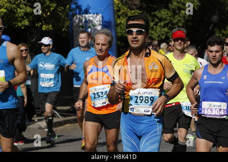 Athen, Griechenland. 13. November 2016. Eine Gruppe von Läufern in Athen Marathon laufen. Tausende von Menschen aus der ganzen Welt nahmen an 2016 Athen Marathon authentisch, die in der Stadt von Marathon beginnt und endet in Athen, die Route, die der Legende nach zuerst von den griechischen Boten Pheidippides 490 v. Chr. betrieben wurde. © Michael Debets/Pacific Press/Alamy Live-Nachrichten Stockfoto