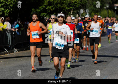 Athen, Griechenland. 13. November 2016. Eine Gruppe von Läufern in Athen Marathon laufen. Tausende von Menschen aus der ganzen Welt nahmen an 2016 Athen Marathon authentisch, die in der Stadt von Marathon beginnt und endet in Athen, die Route, die der Legende nach zuerst von den griechischen Boten Pheidippides 490 v. Chr. betrieben wurde. © Michael Debets/Pacific Press/Alamy Live-Nachrichten Stockfoto