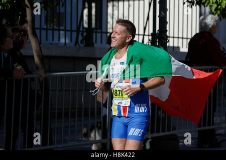 Athen, Griechenland. 13. November 2016. Ein Läufer ist umhüllt von einer italienischen Flagge. Tausende von Menschen aus der ganzen Welt nahmen an 2016 Athen Marathon authentisch, die in der Stadt von Marathon beginnt und endet in Athen, die Route, die der Legende nach zuerst von den griechischen Boten Pheidippides 490 v. Chr. betrieben wurde. © Michael Debets/Pacific Press/Alamy Live-Nachrichten Stockfoto