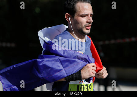 Athen, Griechenland. 13. November 2016. Ein Läufer ist eingehüllt in eine französische Flagge. Tausende von Menschen aus der ganzen Welt nahmen an 2016 Athen Marathon authentisch, die in der Stadt von Marathon beginnt und endet in Athen, die Route, die der Legende nach zuerst von den griechischen Boten Pheidippides 490 v. Chr. betrieben wurde. © Michael Debets/Pacific Press/Alamy Live-Nachrichten Stockfoto