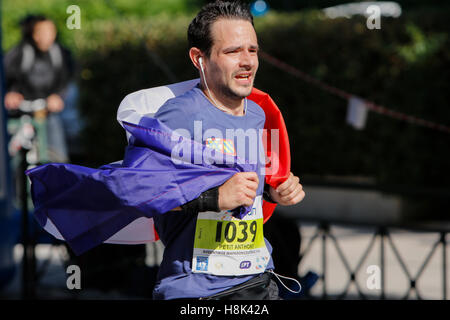 Athen, Griechenland. 13. November 2016. Ein Läufer ist eingehüllt in eine französische Flagge. Tausende von Menschen aus der ganzen Welt nahmen an 2016 Athen Marathon authentisch, die in der Stadt von Marathon beginnt und endet in Athen, die Route, die der Legende nach zuerst von den griechischen Boten Pheidippides 490 v. Chr. betrieben wurde. © Michael Debets/Pacific Press/Alamy Live-Nachrichten Stockfoto