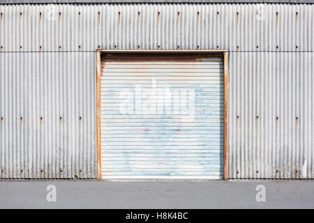 Self Storage Unit Rolltor oder Rolltor Fabrikgebäudes Verwendung für industrielle Hintergrund. Stockfoto