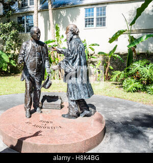 Hinter einem Haus entlang der Aviles Street ist ein Innenhof mit diesen Statuen mit dem Titel Söhne des Heiligen Augustinus. Stockfoto