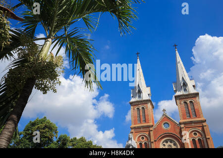 Saigon Notre-Dame Kathedrale, bauen im Jahre 1883 von französischen Kolonisten in einem Daylife. Blick vom Parkson Plaza. Stockfoto