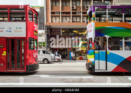 Blick auf einen doppelstöckigen Straßenbahn (auch bekannt als Ding Ding) nach dem anderen auf Des Voeux Road Central, Hong Kong Island, Hong Kong Stockfoto