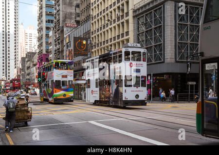 Ansicht des doppelstöckigen Straßenbahnen (auch bekannt als Ding Ding) an der Des Voeux Road in Sheung Wan auf Hong Kong Island in Hong Kong, China. Stockfoto