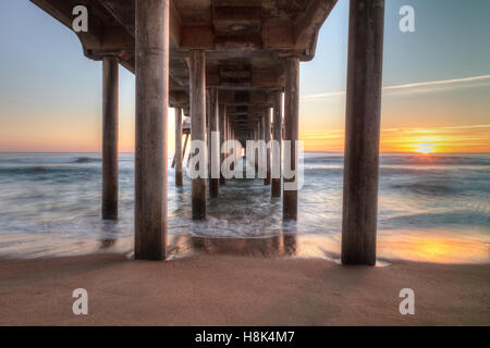 HDR-Sonnenuntergang hinter dem Huntington Beach Pier in Südkalifornien Stockfoto