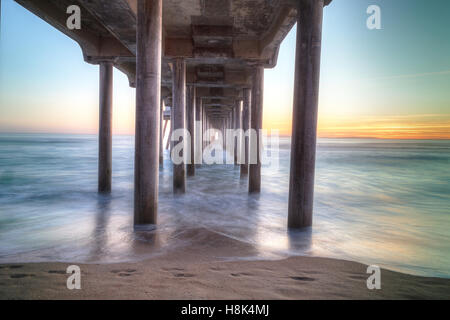 HDR-Sonnenuntergang hinter dem Huntington Beach Pier in Südkalifornien Stockfoto