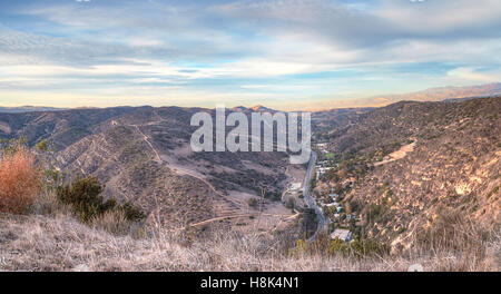 Laguna Canyon Road mit Saddleback Berge in der Ferne vom oberen Rand der Welt-Wanderweg in Laguna Beach bei Sonnenuntergang Stockfoto