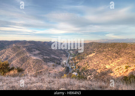 Laguna Canyon Road mit Saddleback Berge in der Ferne vom oberen Rand der Welt-Wanderweg in Laguna Beach bei Sonnenuntergang Stockfoto