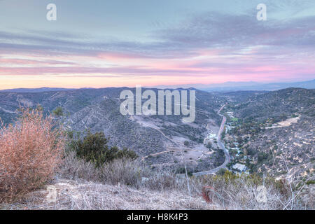 Laguna Canyon Road mit Saddleback Berge in der Ferne vom oberen Rand der Welt-Wanderweg in Laguna Beach bei Sonnenuntergang Stockfoto