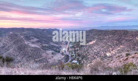 Laguna Canyon Road mit Saddleback Berge in der Ferne vom oberen Rand der Welt-Wanderweg in Laguna Beach bei Sonnenuntergang Stockfoto