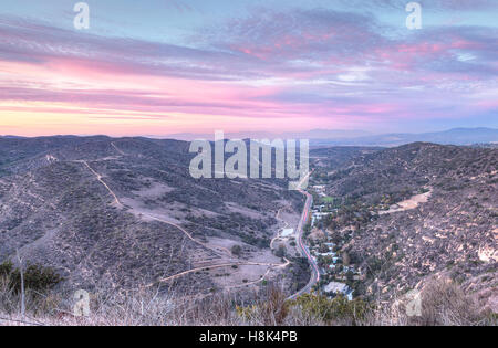 Laguna Canyon Road mit Saddleback Berge in der Ferne vom oberen Rand der Welt-Wanderweg in Laguna Beach bei Sonnenuntergang Stockfoto