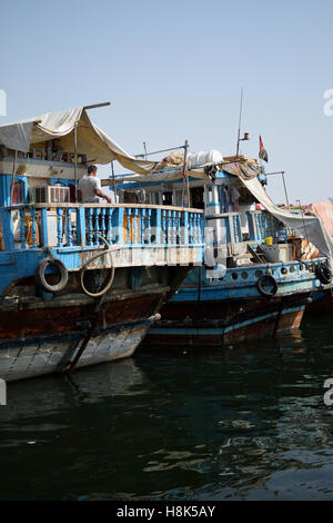 Frachter im Hafen von Dubai Stockfoto