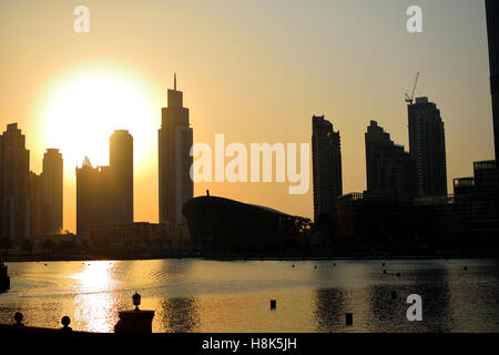 Sonnenuntergang in Dubai. Sihouette Skyline und Dubai Opernhaus Stockfoto