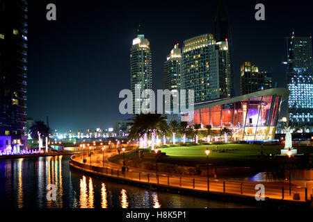 Dubai Waterfront mit Dubai Opernhaus Stockfoto