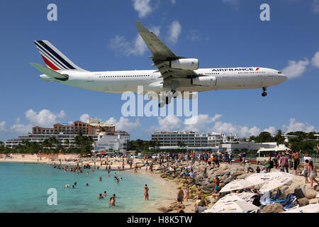 Sint Maarten, Niederländische Antillen - 15. September 2016: Ein Air France Airbus A340-300 mit der Registrierung F-GLZP näher Stockfoto