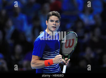 Kanadas Milos Raonic reagiert nach dem Sieg eines Punkt gegen Gael Monfils Frankreichs während der Tag eines die Barclays ATP World Tour Finals in The O2, London. Stockfoto