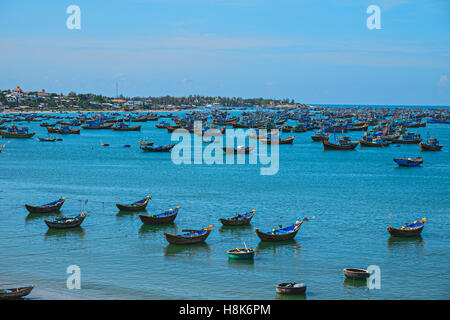 Vietnamesische Fischerdorf Mui Ne, Vietnam, Südostasien. Landschaft mit Meer und traditionelle bunte Fischerboote am Muine. Stockfoto